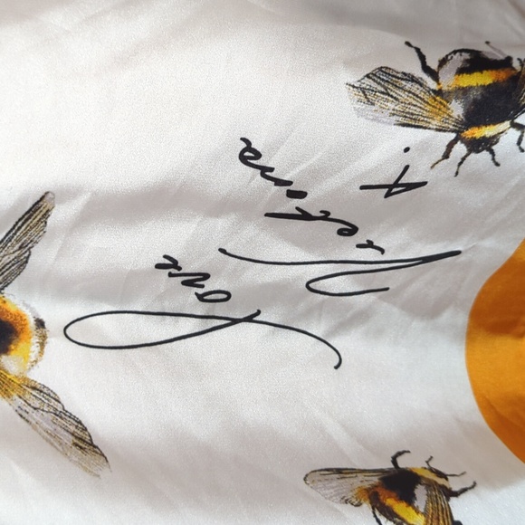 Limited edition Victoria Beckham for Target bumblebee scarf - Picture 3 of 3